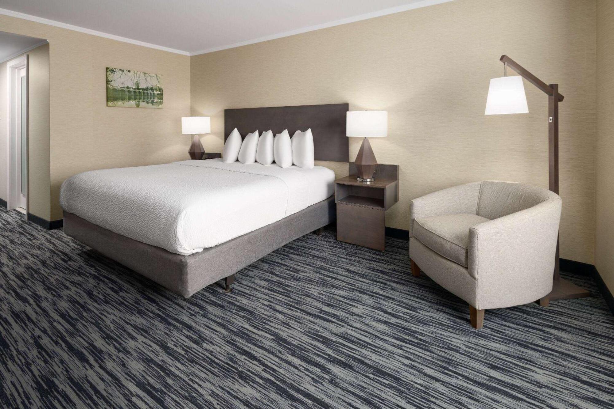 Penn Harris Hotel Harrisburg, Trademark By Wyndham Bagian luar foto
