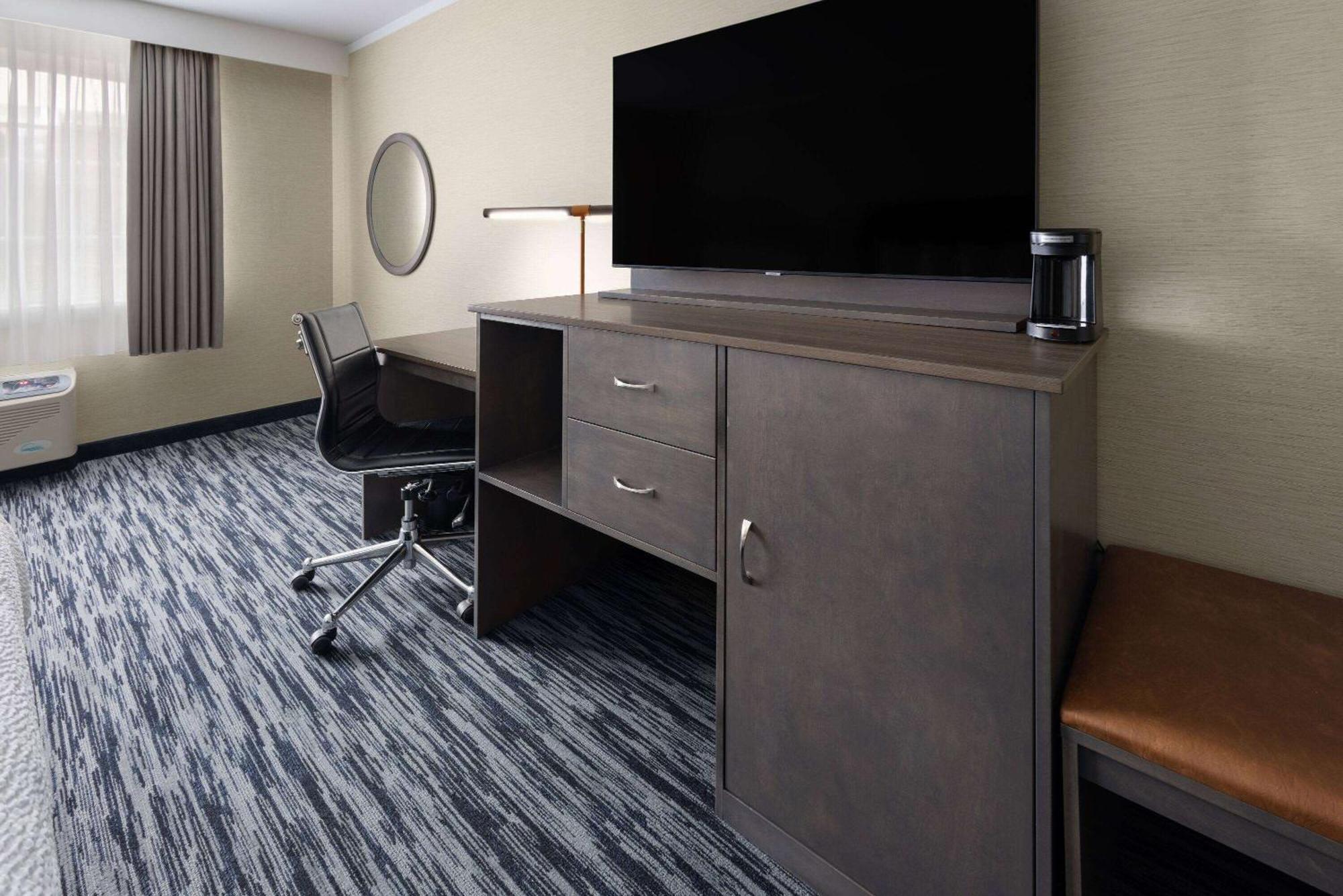 Penn Harris Hotel Harrisburg, Trademark By Wyndham Bagian luar foto