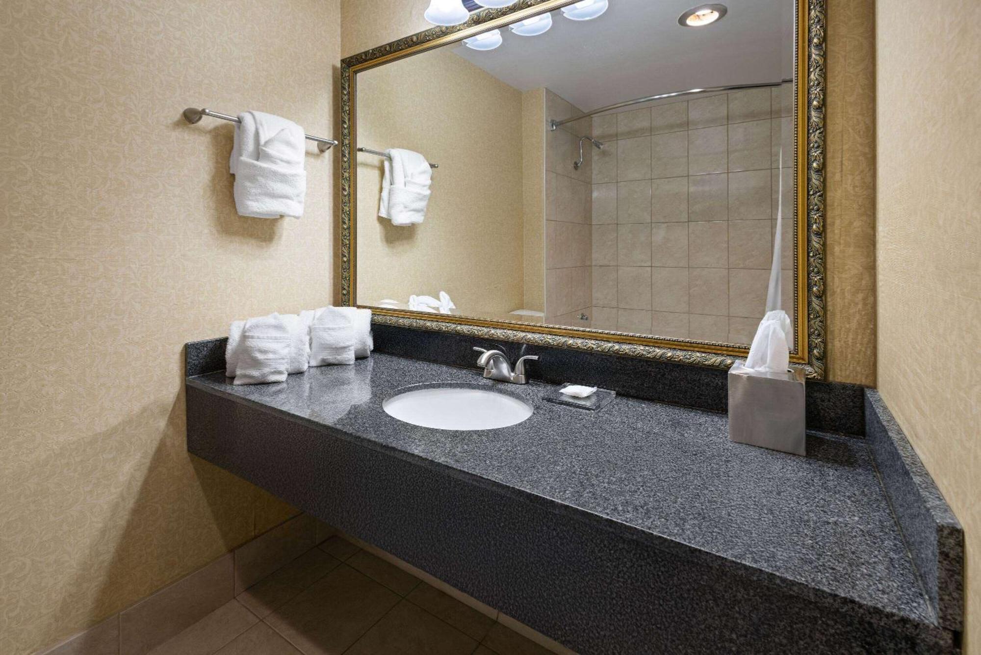 Penn Harris Hotel Harrisburg, Trademark By Wyndham Bagian luar foto